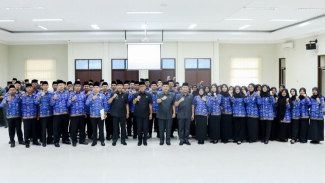 Bupati Ciamis, Herdiat Sunarya berfoto dengan peserta pelantikan PPPK. Bupati Ciamis, Herdiat Sunarya berfoto dengan peserta pelantikan PPPK.