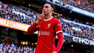 Tren Alexander selebrasi silence di depan suporter Man City. Tren Alexander selebrasi silence di depan suporter Man City.