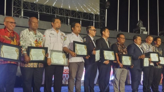Penyerahan penghargaan Pembina Umum Karang Taruna Terbaik. Penyerahan penghargaan Pembina Umum Karang Taruna Terbaik.