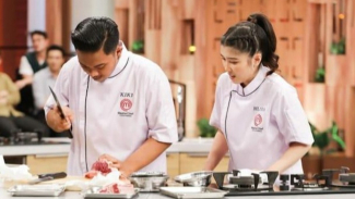 Kiki bantu Nindi memotong bahan untuk masakan. Kiki bantu Nindi memotong bahan untuk masakan.