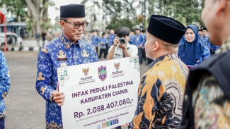 Penyerahan bantuan infak peduli Palestina Ciamis ke Baznas Jawa Barat.