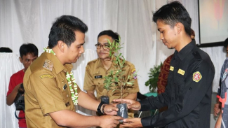 Wabup Ciamis serahkan bantuan pohon kepada KPS Cijolang. Wabup Ciamis serahkan bantuan pohon kepada KPS Cijolang.