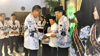 Bupati Ciamis serahkan penghargaan kepada Guru di acara resepsi HGN.