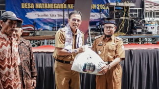 Bupati Ciamis serahkan bantuan 100 sembako kepada Kades Natanegara. Bupati Ciamis serahkan bantuan 100 sembako kepada Kades Natanegara.