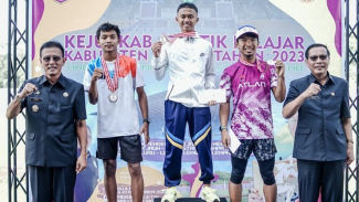 Bupati Ciamis (kanan) Sekda (kiri) berfoto dengan juara Atletik. Bupati Ciamis (kanan) Sekda (kiri) berfoto dengan juara Atletik.