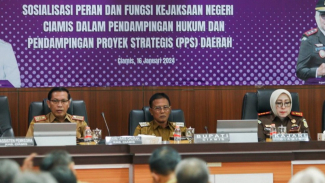 Bupati Herdiat (tengah), Sekda, Tatang (kiri) Kajari Ciamis (kanan).