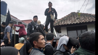 Arif sedang memberikan orasi Arif sedang memberikan orasi