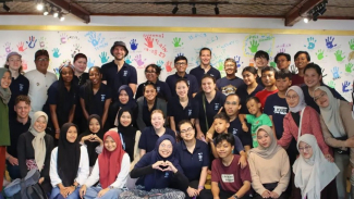 Foto bersama mahasiswa SBM ITB, NYU dan penggiat Sakola Motekar. Foto bersama mahasiswa SBM ITB, NYU dan penggiat Sakola Motekar.