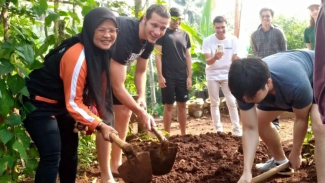 Mahasiswa SBM ITB dan NYU di Sakola Motekar. Mahasiswa SBM ITB dan NYU di Sakola Motekar.