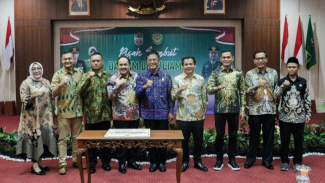 Foto bersama Forkopimda usai pisah sambut Dandim Ciamis. Foto bersama Forkopimda usai pisah sambut Dandim Ciamis.