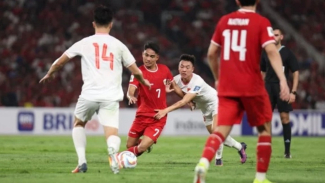 Marselino Ferdinand dipepet pemain Vietnam.
