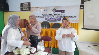 Tina Wiryawati memantau proses pelatihan MUA. Tina Wiryawati memantau proses pelatihan MUA.