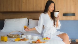 Ilustrasi Makan menggunakan layanan kamar Ilustrasi Makan menggunakan layanan kamar