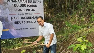Kepala Kantor Pertanahan Kabupaten Ciamis, Hermawan menananam pohon. Kepala Kantor Pertanahan Kabupaten Ciamis, Hermawan menananam pohon.