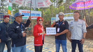 Miranti Mayangsari serahkan hadiah turnamen volly.