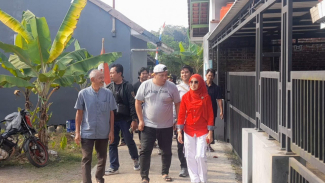 Miranti Mayangsari bersama warga Dusun Baros melihat kondisi jalan. Miranti Mayangsari bersama warga Dusun Baros melihat kondisi jalan.
