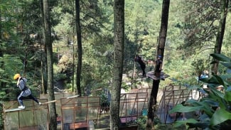 Wahana flying fox di Dago Dream Park. Wahana flying fox di Dago Dream Park.