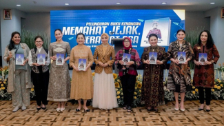 Sri Suparni berfoto bersama dengan sejumlah tokoh perempuan. Sri Suparni berfoto bersama dengan sejumlah tokoh perempuan.