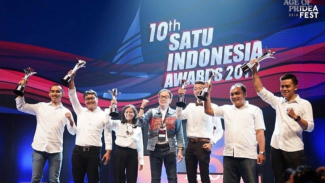 Hendro Yulius Suryo Putro bersama peraih SATU Indonesia Awards. Hendro Yulius Suryo Putro bersama peraih SATU Indonesia Awards.