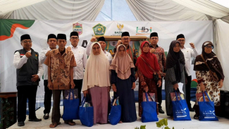 Penyerahan bantuan untuk warga Kampung Zakat Desa Cisontrol. Penyerahan bantuan untuk warga Kampung Zakat Desa Cisontrol.