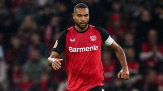 Real Madrid dan Bayern bersaing ketat untuk bek Leverkusen. Real Madrid dan Bayern bersaing ketat untuk bek Leverkusen.
