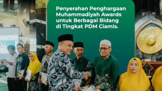 Ketua PDM Ciamis, menyerahkan apresiasi Muhammadiyah Awards. Ketua PDM Ciamis, menyerahkan apresiasi Muhammadiyah Awards.