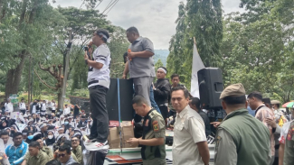 Orasi Aliansi R3 Geruduk Gedung DPRD Kabupaten Sukabumi. Orasi Aliansi R3 Geruduk Gedung DPRD Kabupaten Sukabumi.