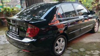 Tampak belakang mobil Hyundai Avega. Tampak belakang mobil Hyundai Avega.