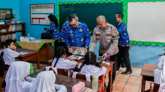 Pj Bupati Ciamis, Budi Waluya menyerahkan makanan program MBG. Pj Bupati Ciamis, Budi Waluya menyerahkan makanan program MBG.