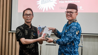 Penyerahan Buku dari penulis kepada Kepala Dispusip Kab. Ciamis