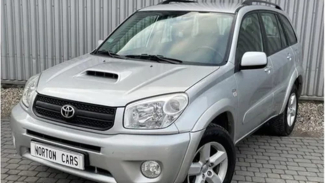 Toyota RAV4 (2002), mobil SUV 4x4 tangguh. Toyota RAV4 (2002), mobil SUV 4x4 tangguh.