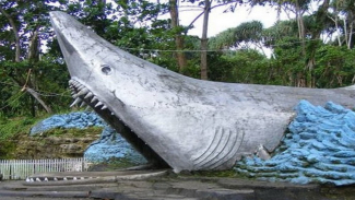 Pintu masuk ikonik Pantai Batu Hiu Pangandaran.