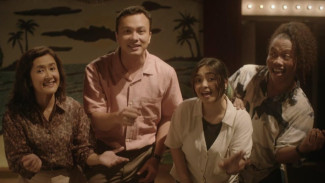 Nicholas Saputra Bernyanyi dan Menari dalam Film Musikal Siapa Dia Karya Garin Nugroho