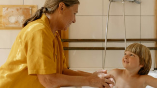 6 Cara Membuat Anak Semangat Mandi