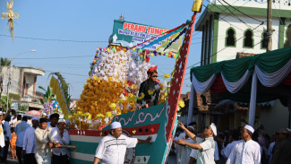Replika Perahu Tumpeng 2.000 Telur Jadi Sorotan di Endhog-Endhogan Kembiritan