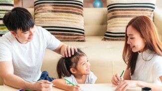 Rahasia Orang Tua Biar Anak Betah Ngerjain PR Tanpa Drama