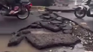 Aspal Mengelupas Parah, Jalan di Padang Sambian Denpasar Jadi Jalur Berbahaya