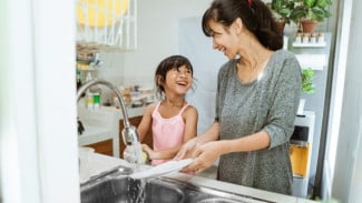 Mencuci Piring Bersama, Parenting yang Mengajarkan Anak Arti Tanggung Jawab
