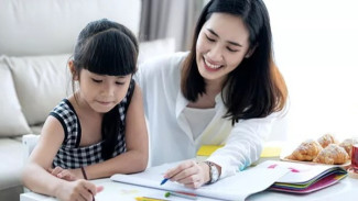 Belajar Sabar Saat PR Anak, Parenting yang Melatih Emosi Orang Tua dan Anak