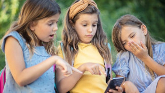 Kebanyakan Main Gadget Bisa Merusak Jantung Anak, Begini Cara Melindunginya