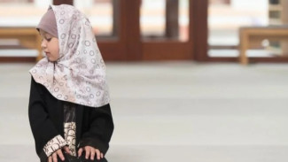 Membiasakan Anak Beribadah Sejak Kecil Tanpa Paksaan