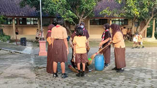 Mendidik Anak Menghargai Budaya Lokal Lewat Tradisi Keluarga