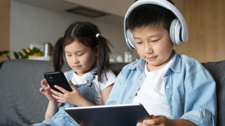 Mengasuh Anak di Tengah Gempura Gadget dan Media Sosial