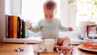 8 Fase Aneh Bayi yang Bikin Emosi Orang Tua  Tapi Normal Banget!