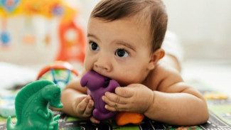 Pertumbuhan Gigi Pertama Bayi! Ini Tanda & Cara Mengatasi rasa sakitnya