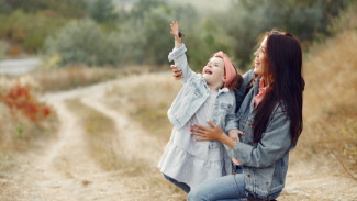 5 Kenangan Masa Kecil yang Tak Terlupakan dari Ibu Kuat