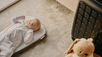 Bayi Tidur dengan TV Menyala, Aman atau Berisiko?