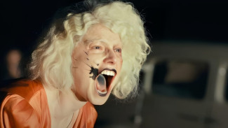Trailer The Bride Hadirkan Interpretasi Baru Kisah Frankenstein dengan Nuansa Punk Rock
