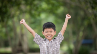 4 Cara Lembut Bantu Anak Pemalu Dapat Teman Sejati