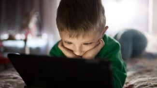 Screen Time Berlebihan Tingkatkan Risiko Autisme, Ini Aturan Aman untuk Balita